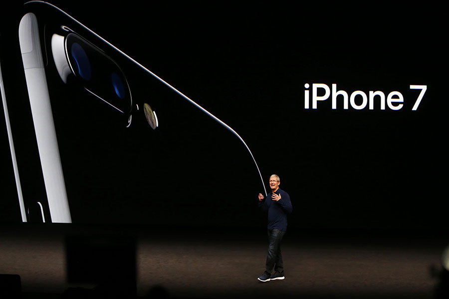 PRICE+TAG.+iPhone+sales+are+down%2C+but+the+money+generated+is+greater+than+last+quarter.+There+is+a+multitude+of+factors+that+can+explain+the+flat+lining+sales+and+the+resulting+increase+in+price.+Some+say+that+the+already+smartphone-heavy+era+diminishes+the+need+for+the+newest+phone+while+others+say+that+rumors+about+the+iPhone+8+could+have+lead+to+decreased+sales.