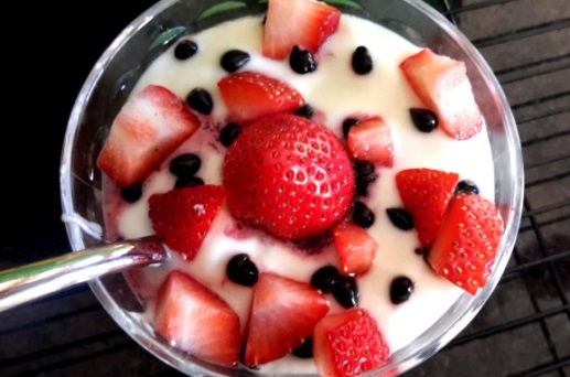 This is a simple meal you can put together in minutes. It includes layered granola, yogurt, and fruits in a cup. Even a basic meal gives you the calorie count you need for your brain to function.