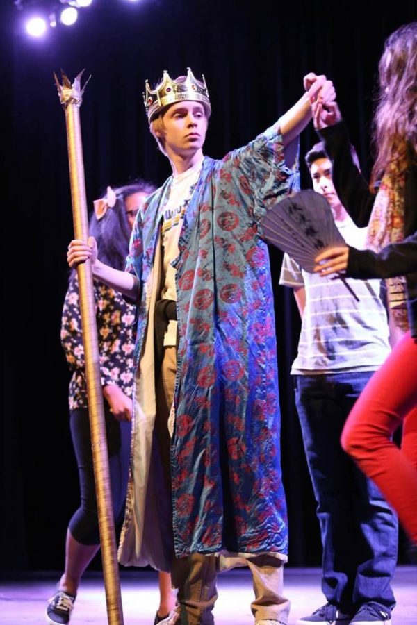 Junior Graham Lutes stars as the titular hero in his team’s kabuki rendition of William Shakespeare’s “King Lear”.

