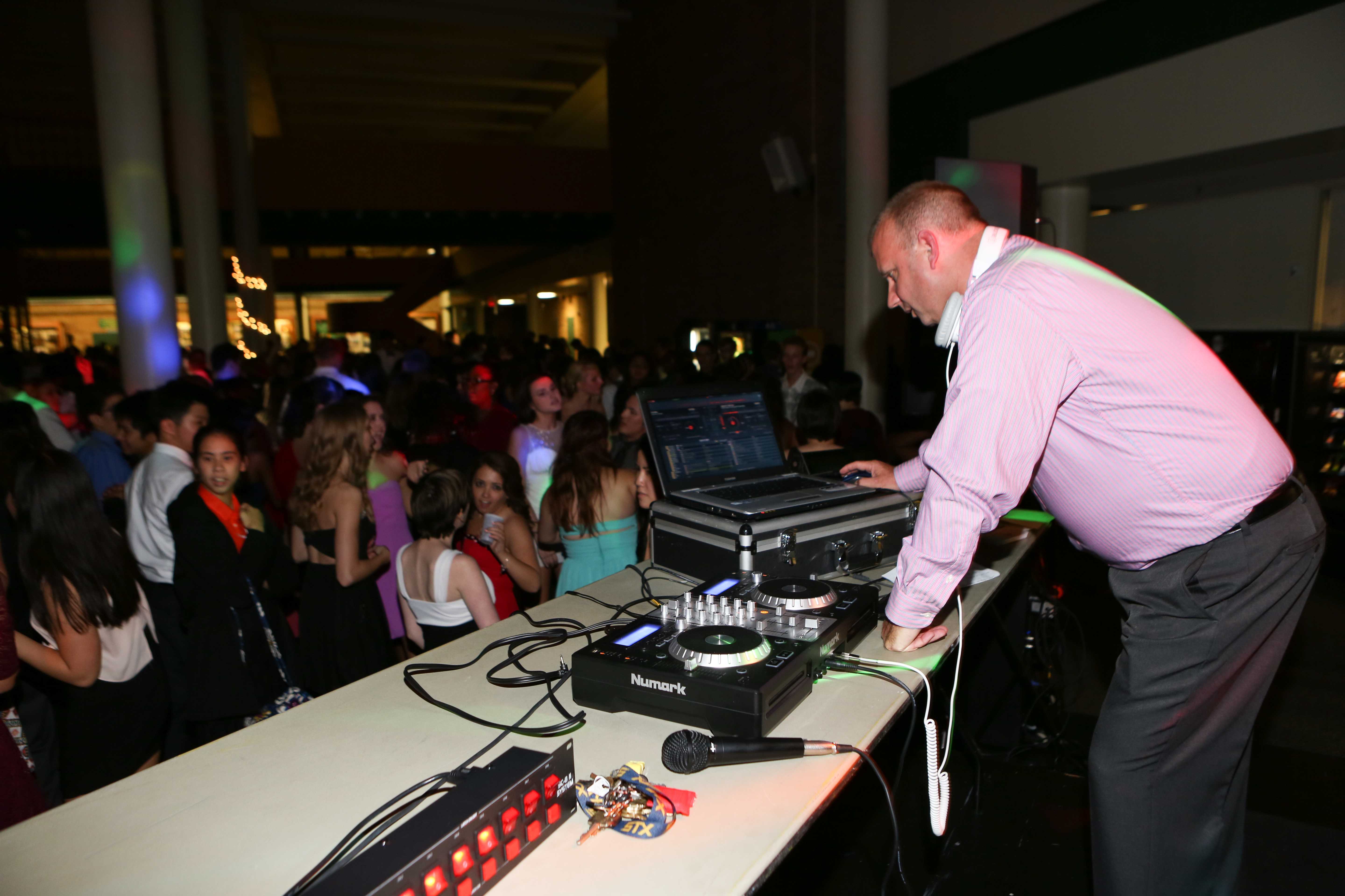 Dancing the night away: Students enjoy Homecoming