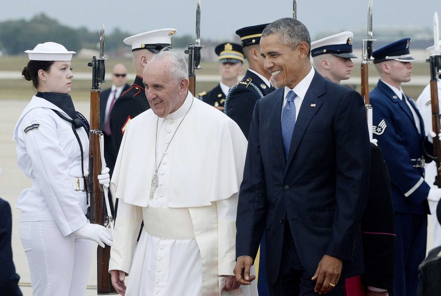 Pope+Francis+being+greeted+by+President+Barack+Obama.+The+Pope+is+scheduled+to+make+trips+to+Philadelphia%2C+New+York+City%2C+and+Washington%2C+D.C.+on+his+trip+in+the+United+States.+Pope+Francis+shall+be+the+first+Pope+to+address+Congress+and+is+the+fourth+Pope+to+visit+the+United+States.