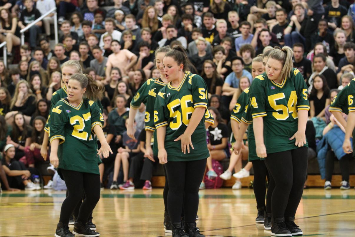 Flyerettes appear in pep rally