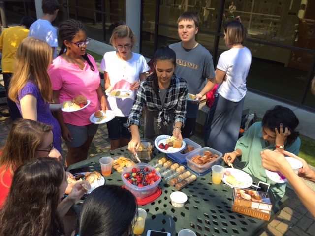 YUM. The 2016-17 French Club kicks off with the annual picnic on Wed. Sept. 21. The club’s calendar is more or less consistent from year to year. This year’s club co-presidents are juniors Ryan Tufts and Jenna Bao, the vice president is junior Aidan Reckamp, and the secretary is sophomore Elizabeth Armstrong. All photos courtesy of Jenna Bao.