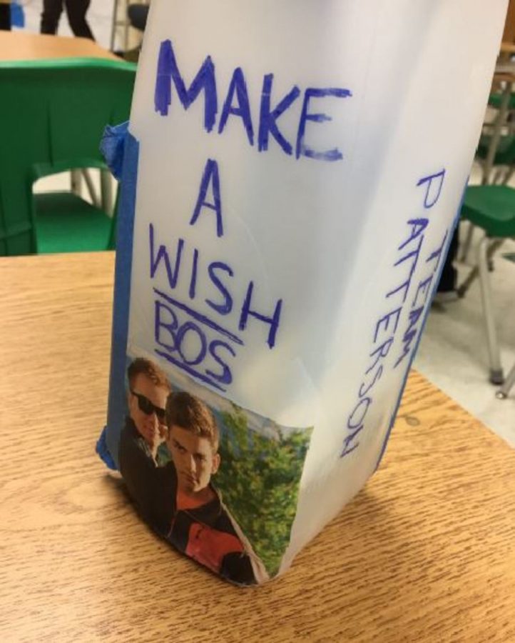 In the week before the event, each sibling carries a jug to collect donations. Students decorate their jugs and write on it the name of their charity, some funny pictures, and a creative name. The group that collects the most money before Friday night gets an unspecified prize. 