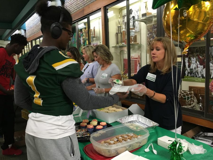 CAKE BACK AND ENJOY. The PTO provides Subway and baked treats to seniors at lunch. Superintendent Frank Forsthoefel also passed out food. Student were able to enjoy in the outside courtyards. Photo courtesy of Jenna Bao.