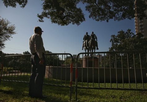 A man stops to view the statue of Confederate general Robert E. Lee in Robert E. Lee Park in Dallas on Thursday, Sept. 7, 2017. (Andy Jacobsohn/Dallas Morning News/TNS)
