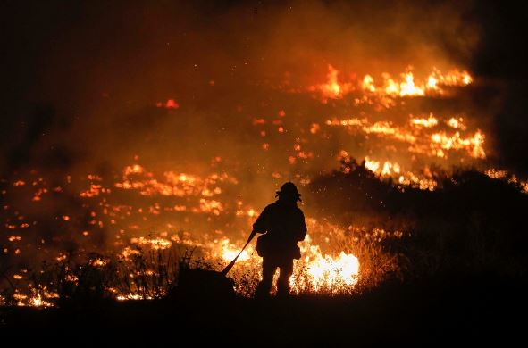 IN FLAMES. Fires continue to blaze in California, now concentrated in the southern half. One of the fires, the Thomas Fire, burned an area of 130,000 acres, spreading over 31,000 acres in nine hourse on its first day; according to CNN, at this rate, it would have consumed New York’s Central Park in merely14 minutes. It ranks as the 19th most destructive fire in California. “There’s nothing left of our home,” said a woman who came back to her home after the Thomas Fire passed. 