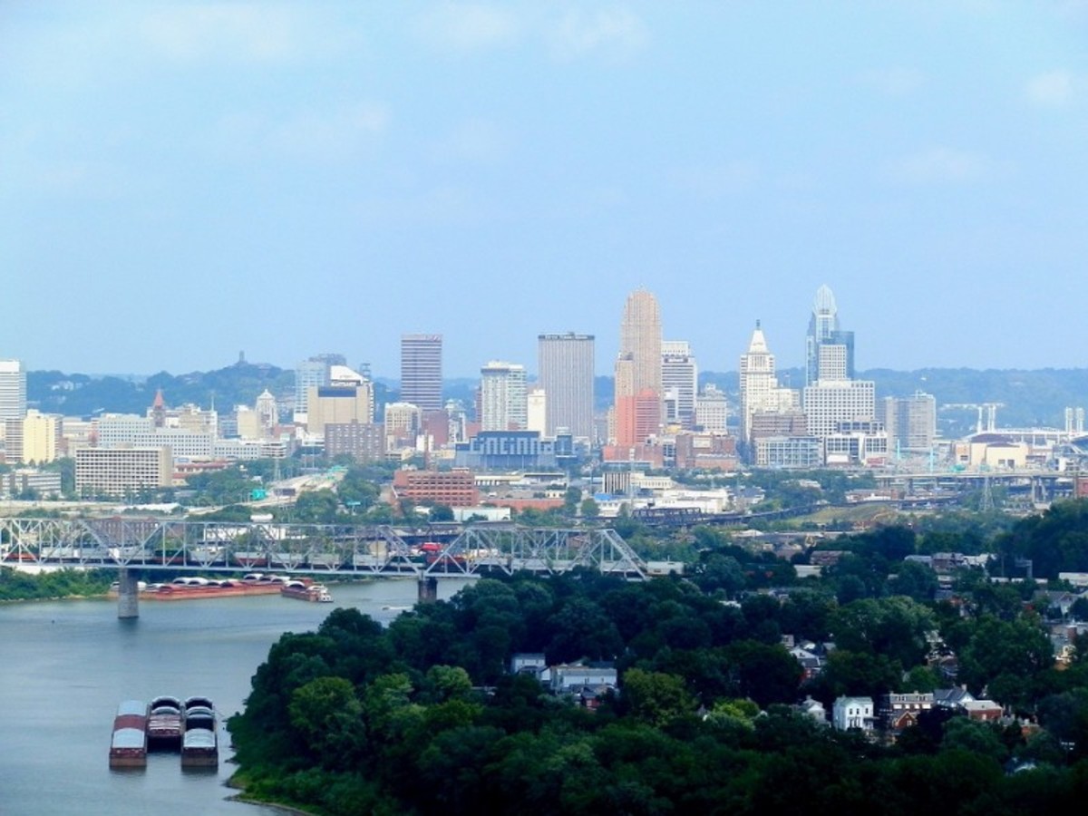 ACTIVE+SHOOTING.+On+Sept.+6+at+9%3A11+a.m.+an+active+shooting+took+place+in+a+Fifth+Third+bank+in+downtown+Cincinnati.+Normally%2C+Fountain+Square+and+the+surrounding+area+is+filled+with+enjoyable+events+including+sporting+games+and+in+the+winter+the+tree+lighting.+%E2%80%9CThe+massive+tree+sits+in+the+southwest+corner+of+the+square.+It%E2%80%99s+wrapped+with+25%2C000+decorative+lights%2C+and+capped+off+with+a+5-foot-tall+red+Macy%E2%80%99s+star%2C%E2%80%9D+WLWT+reported+in+2017.+