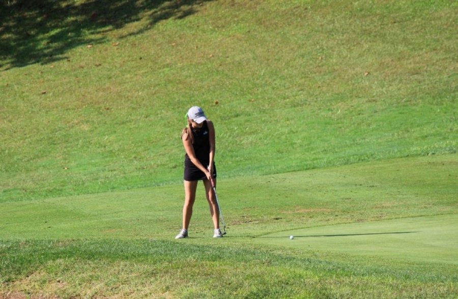 FROM THE FRINGE. Senior Rebecca Thompson attempts to sink a putt from the fringe of the green. This is Thompson’s last year at the SHS, and she anticipates an exciting end to her last season. “I am so excited for the potential of this team. We are so deep in talent and have such a positive dynamic. I can’t wait to see what we are capable of in Sectionals, Districts, and hopefully State!” Thompson said. 