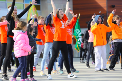 Sycamore community dances for kindness
