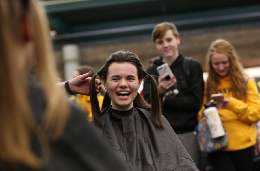 Students help Fashion for the Cure