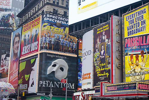 CURTAINS UP.  Last week, New York governor, Andrew Cuomo, announced that for the first time since the COVID-19 pandemic began, Broadway auditoriums will open at 100% capacity this fall. According to Cuomo, “Broadway is a major part of our state’s identity and economy, and we are thrilled that the curtains will rise again.” Link in bio to find out more about the reopening! 
Photo Courtesy of Creative Commons.
